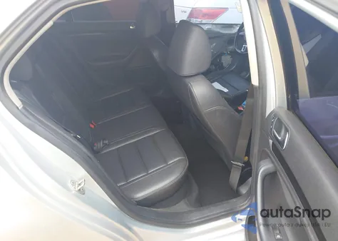 2010 Volkswagen Jetta Wolfsburg Edition z USA, uszkodzony, nr VIN 3VWRJ7AJ1AM024548